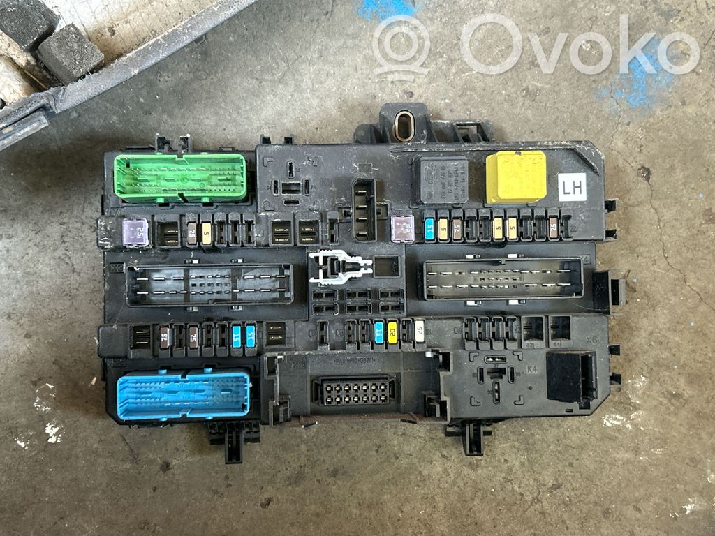 Opel Zafira B Ramka / Moduł bezpieczników 
