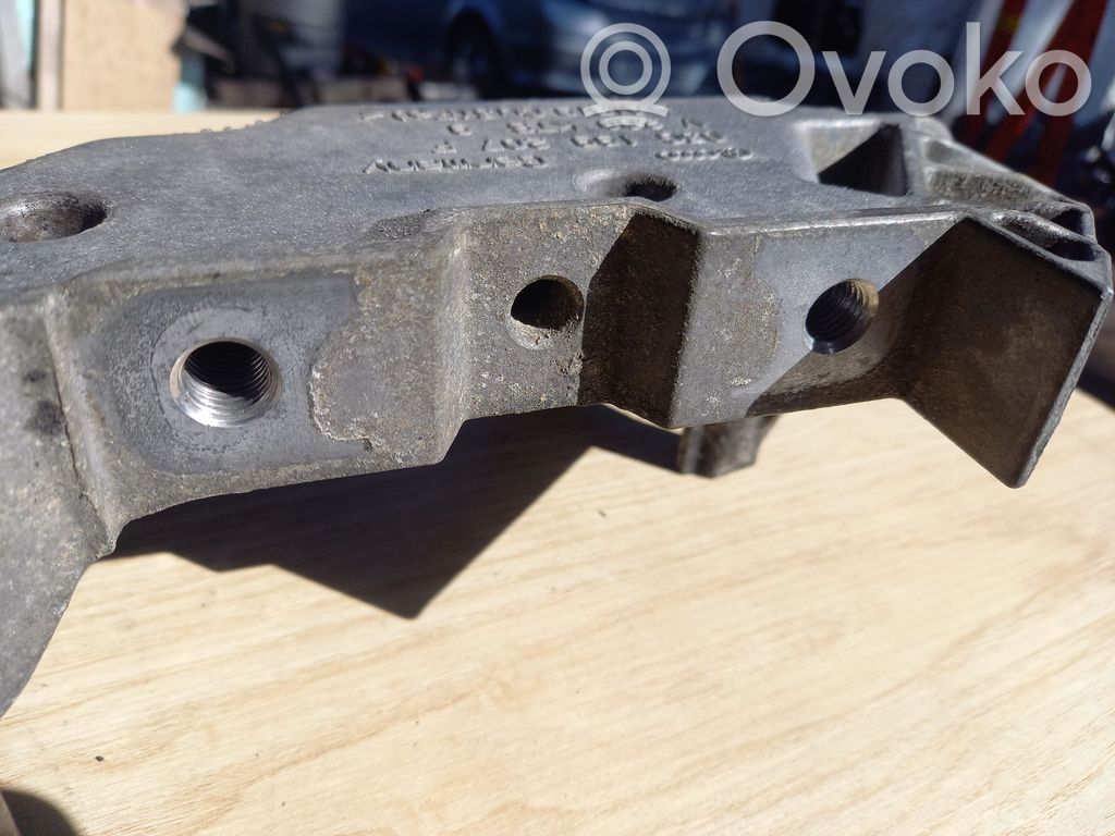 Volkswagen Touran I Engine mounting bracket 