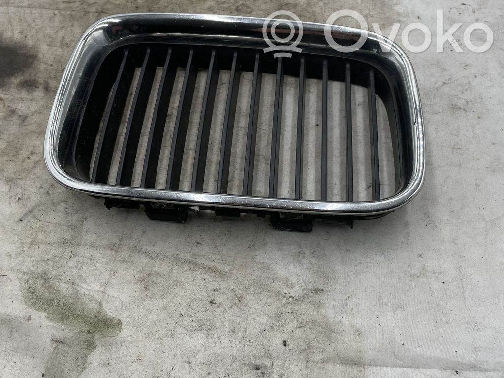 BMW 3 E36 Grotelės priekinės 