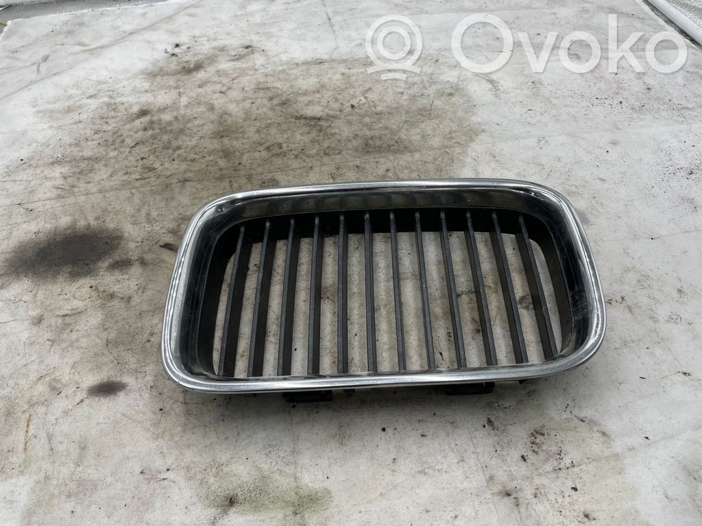 BMW 3 E36 Grille calandre supérieure de pare-chocs avant 