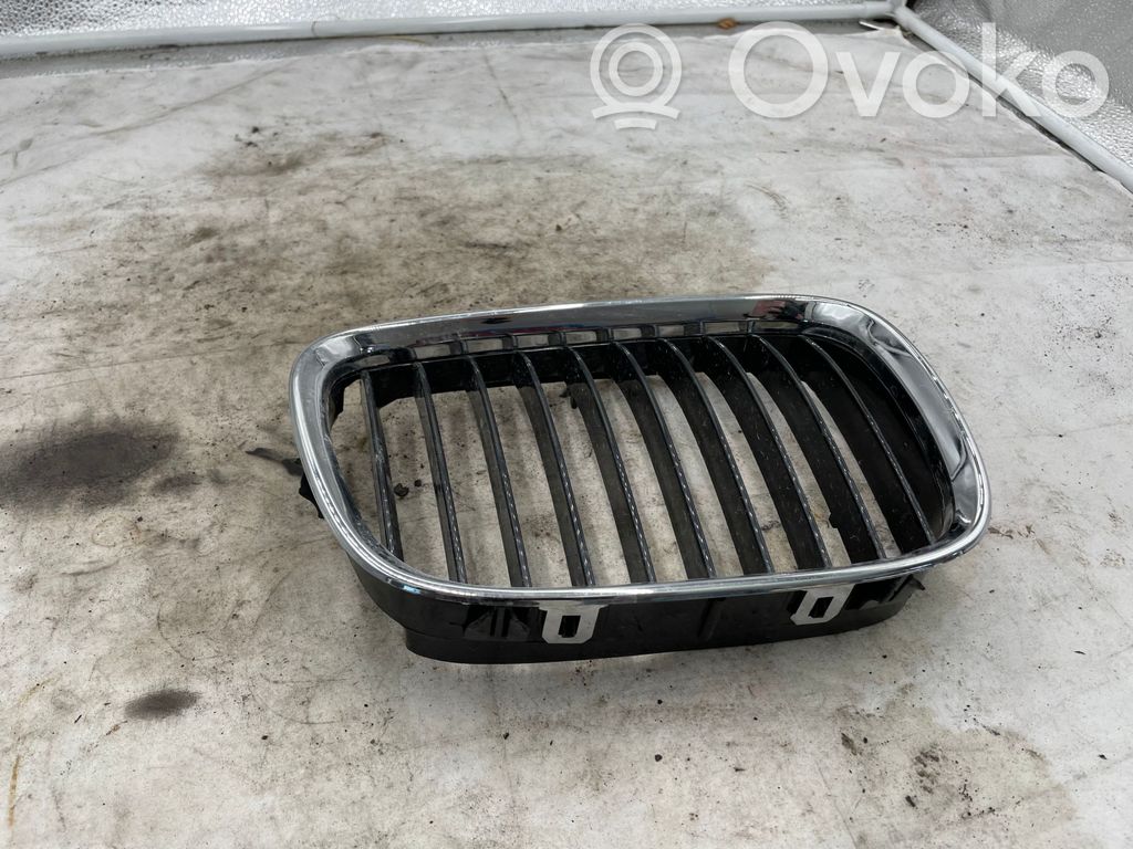 BMW 5 E39 Grotelės viršutinės 