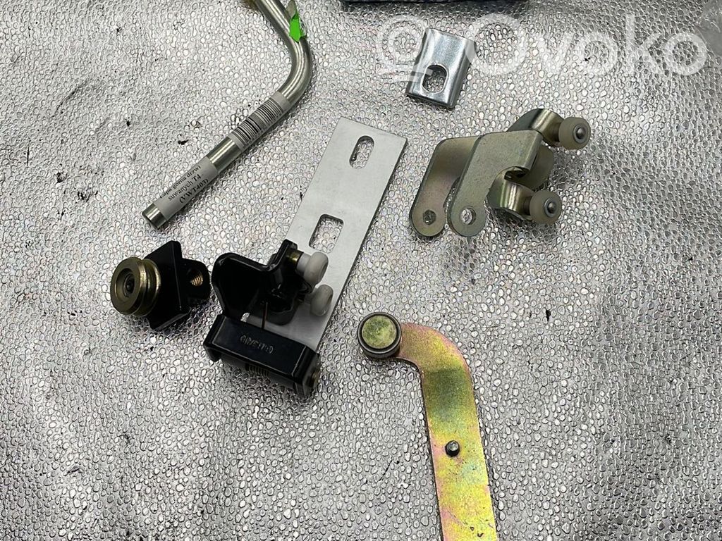Roller guide/hinge set