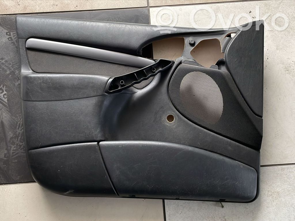 Ford Focus Revestimiento de puerta delantera 