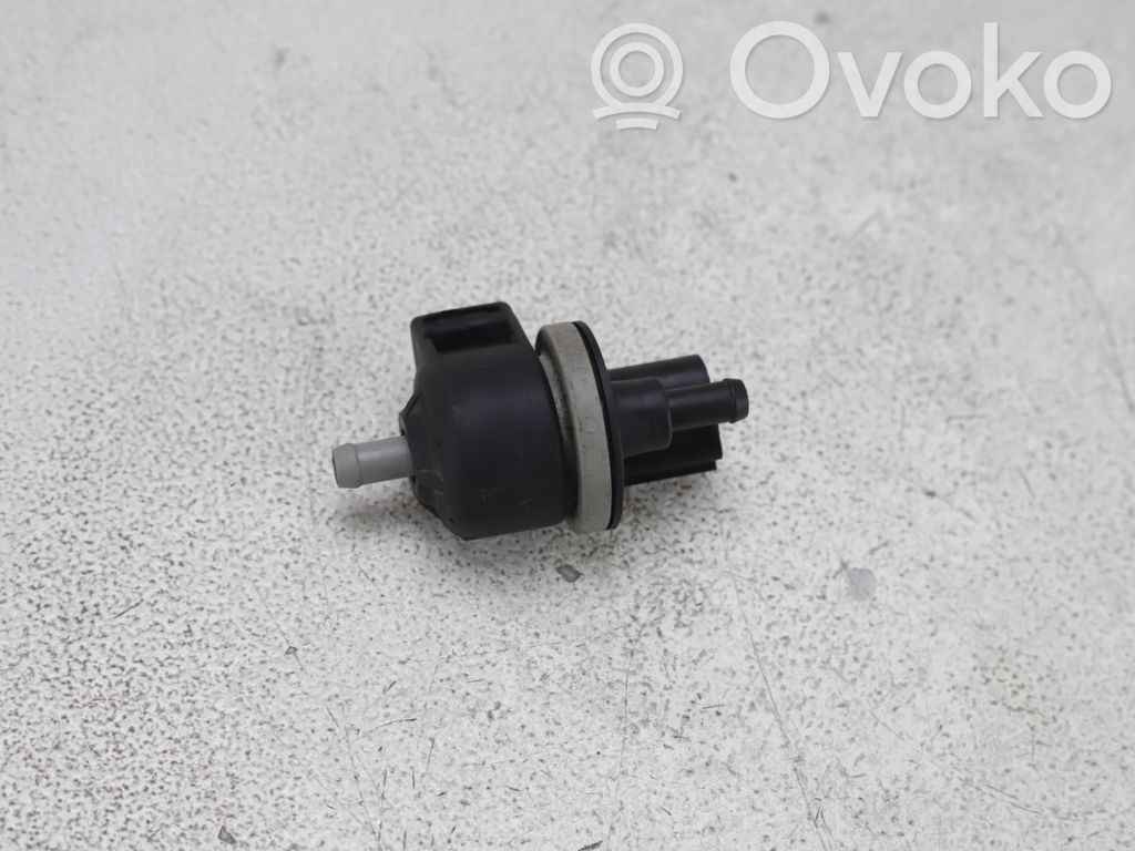 Volkswagen PASSAT B6 Válvula de vacío 