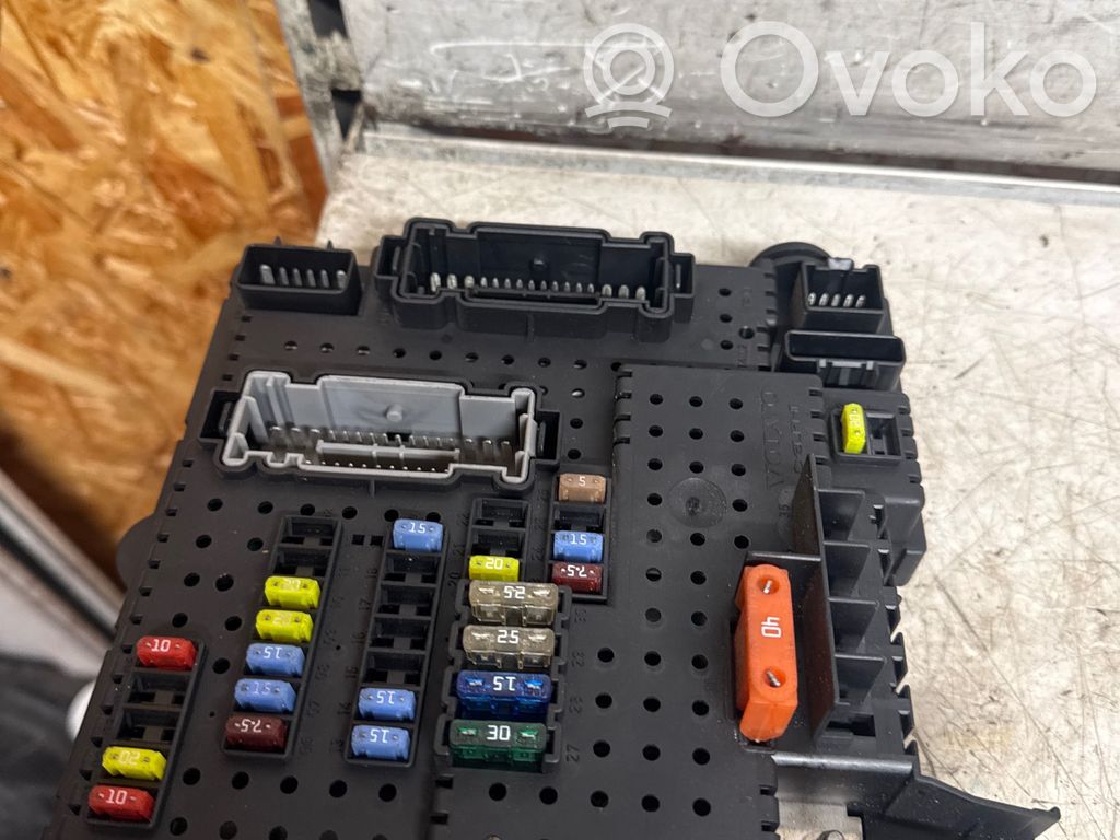 Volvo S80 Ramka / Moduł bezpieczników 