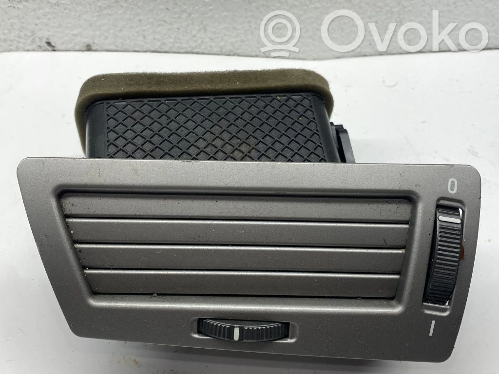 Quarter panel pressure vent   6911241