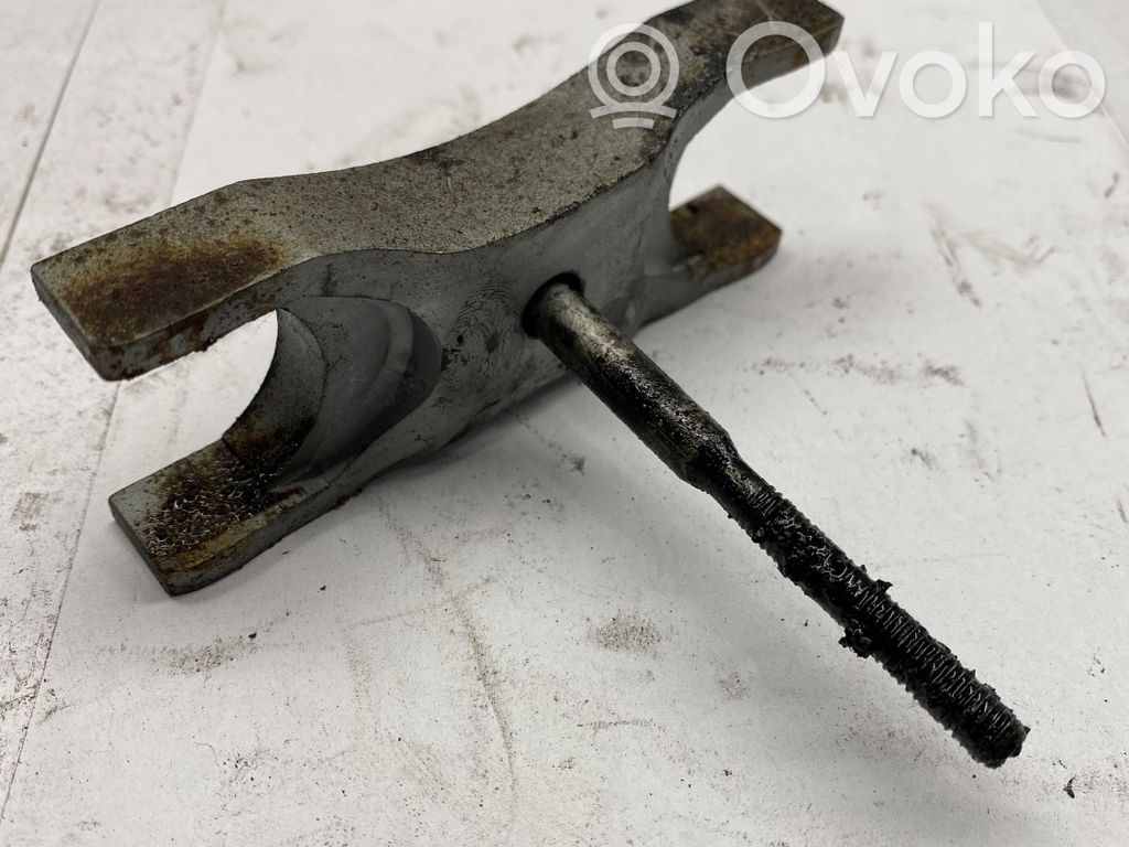 Volkswagen PASSAT B7 Fuel Injector clamp holder 
