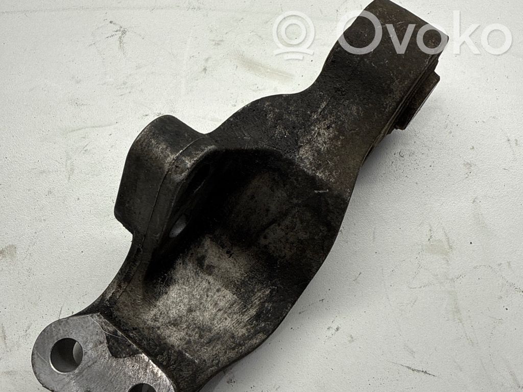 Volvo V40 Engine mounting bracket 