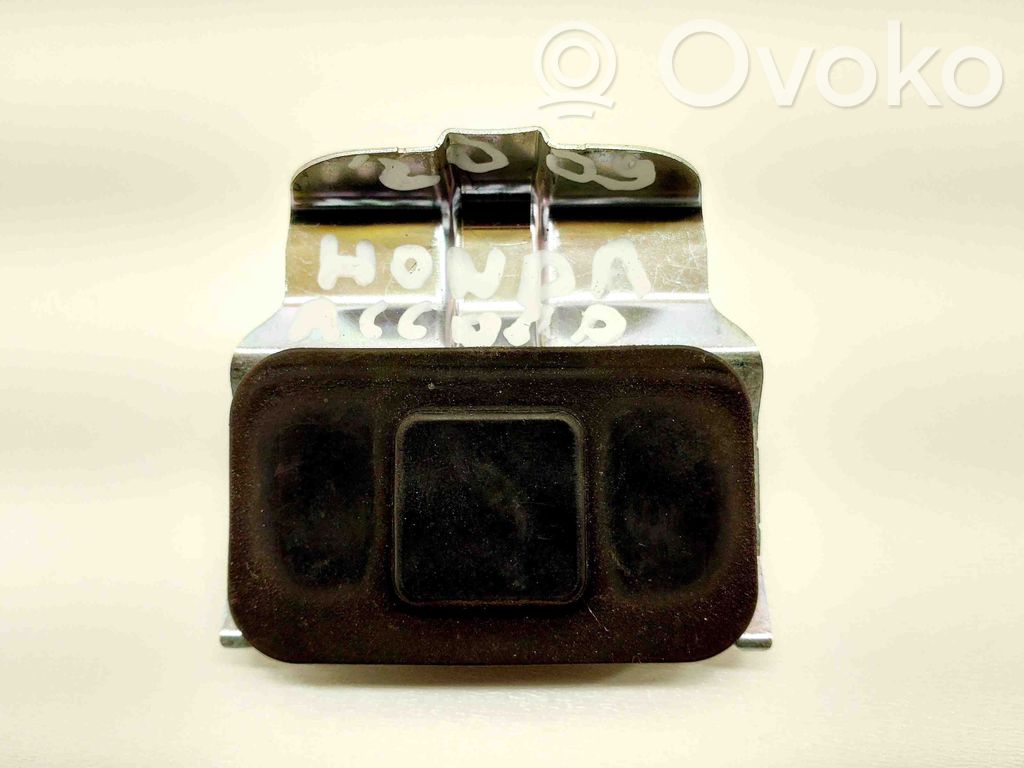 Tailgate/boot open switch button