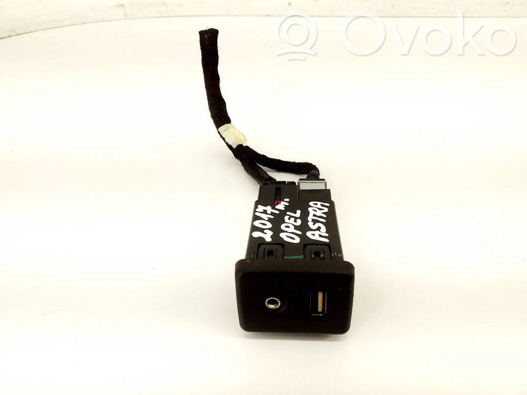Opel Astra K Enchufe conector entrada auxiliar 