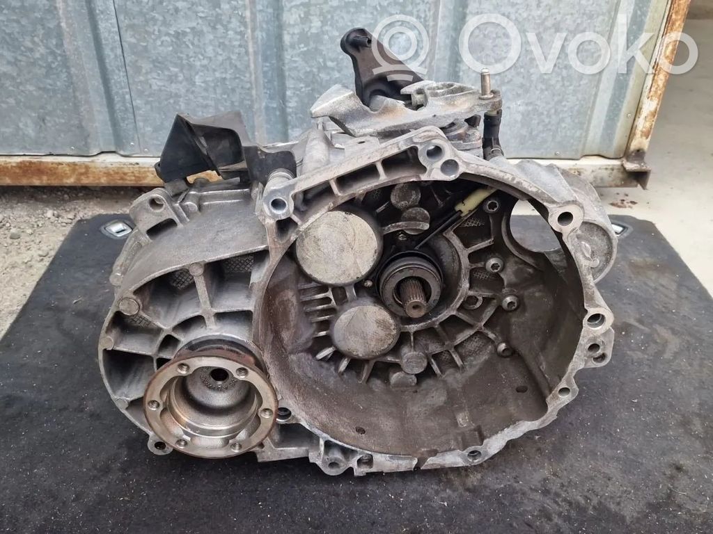 Volkswagen PASSAT B7 Manual 6 speed gearbox 