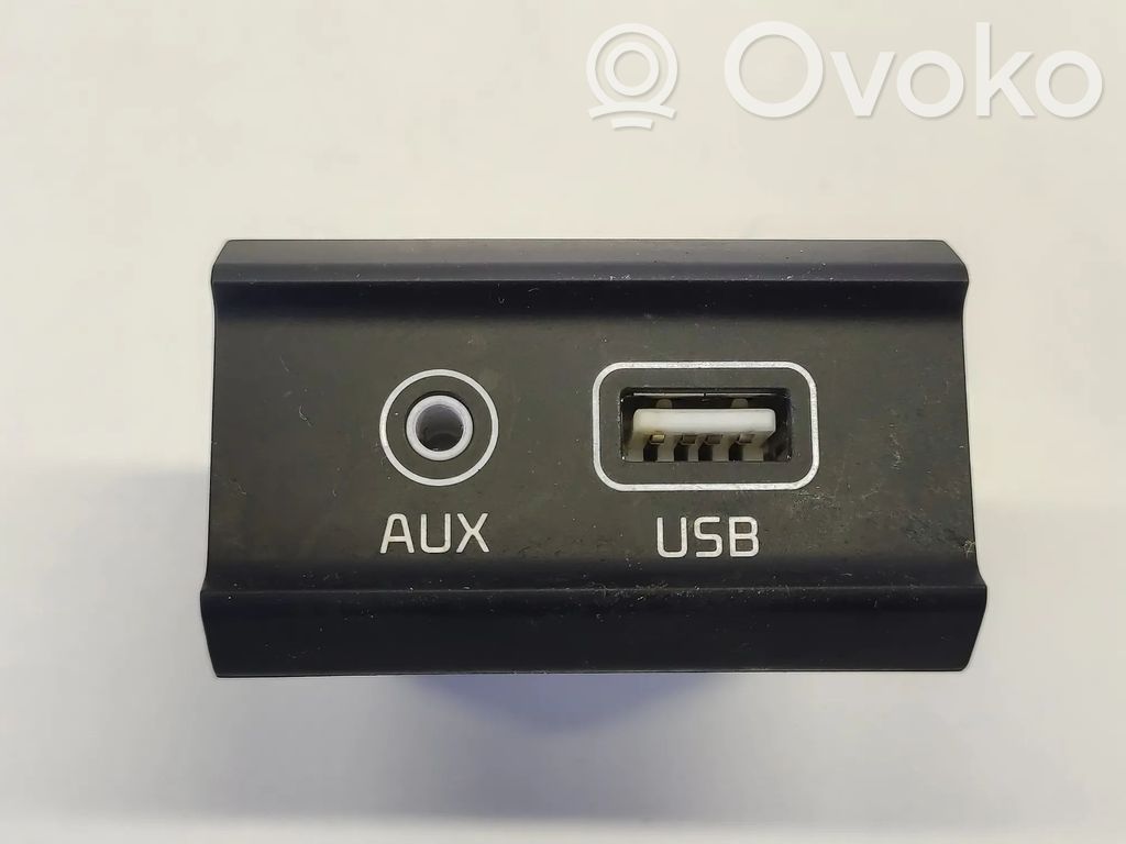 KIA Ceed AUX in-socket connector 