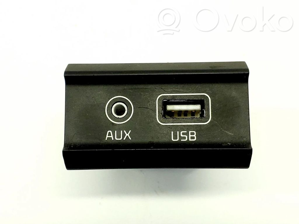 KIA Ceed AUX in-socket connector 
