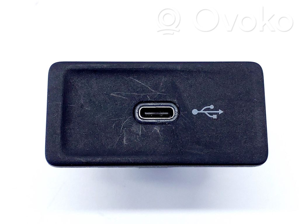 Volkswagen PASSAT B8 Enchufe conector entrada auxiliar 