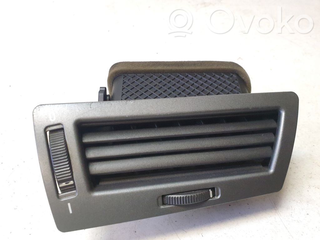 BMW 7 E65 E66 Lango oro grotelės 