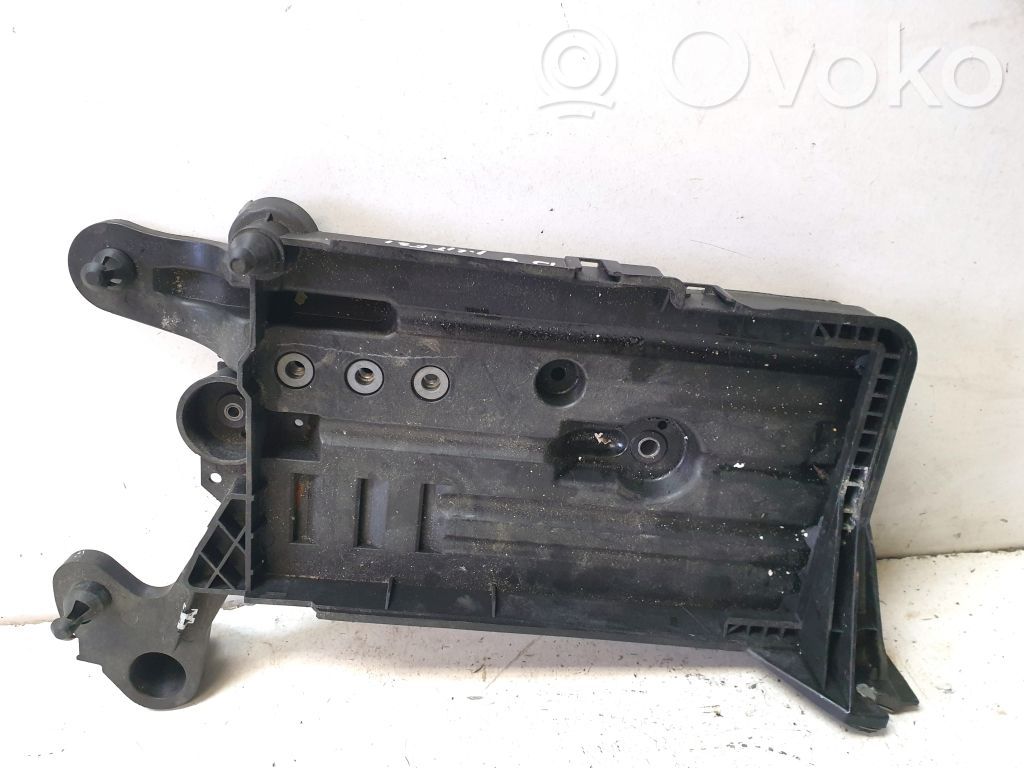 Volkswagen PASSAT B8 Batteriehalterung 