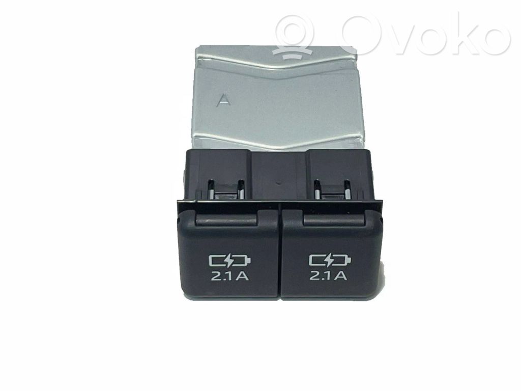 Toyota RAV 4 (XA50) Gniazdo / Złącze USB 