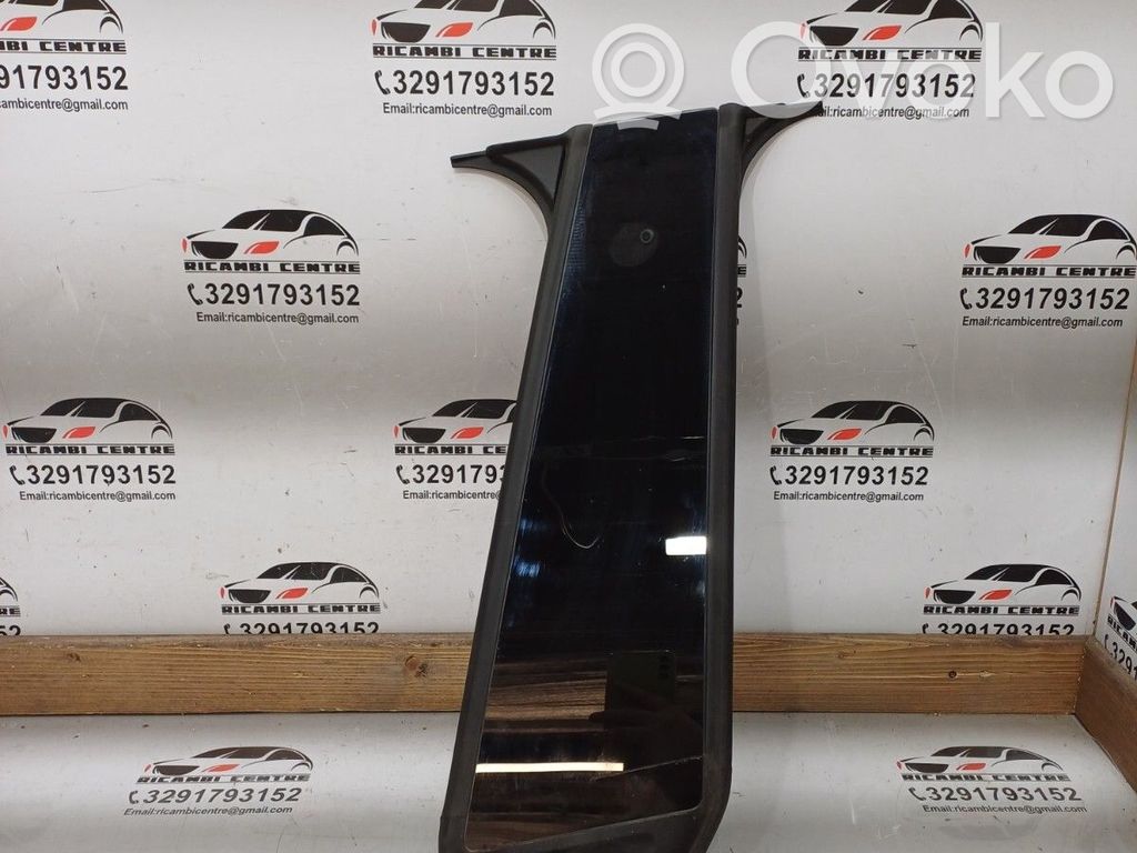 Tesla Model Y (B) Pillar trim (exterior) 