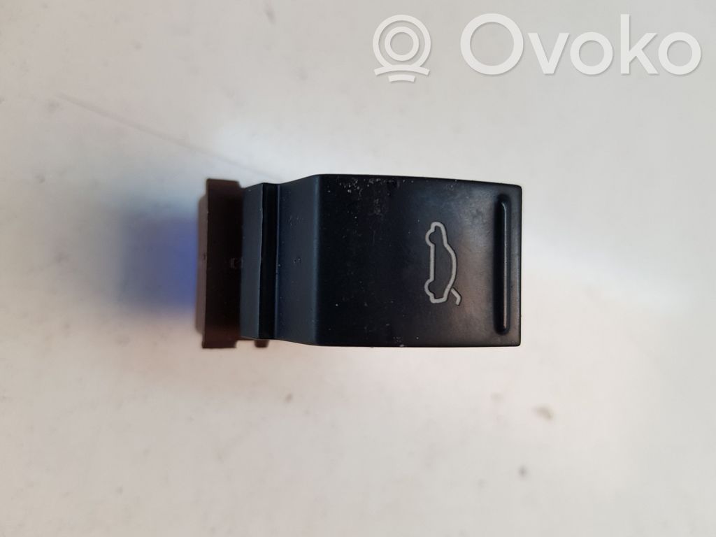 Volkswagen PASSAT B7 Tailgate opening switch 