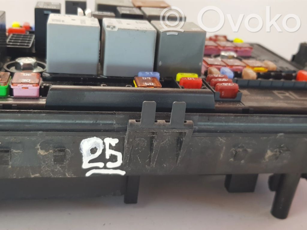 Opel Astra J Módulo de fusible 