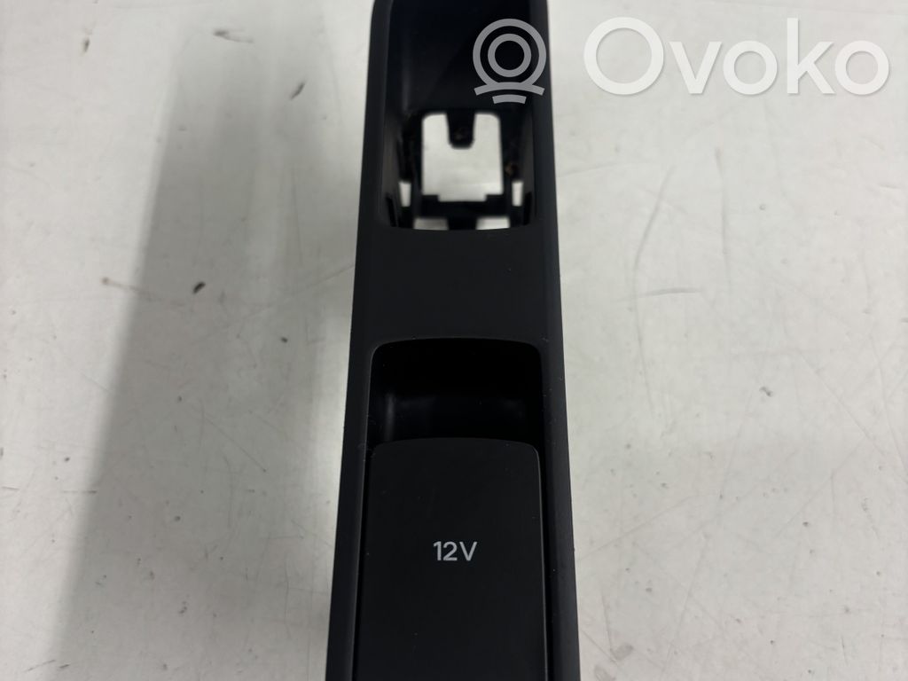Gniazdo 12V przednie   8U2863349B,8K0919343