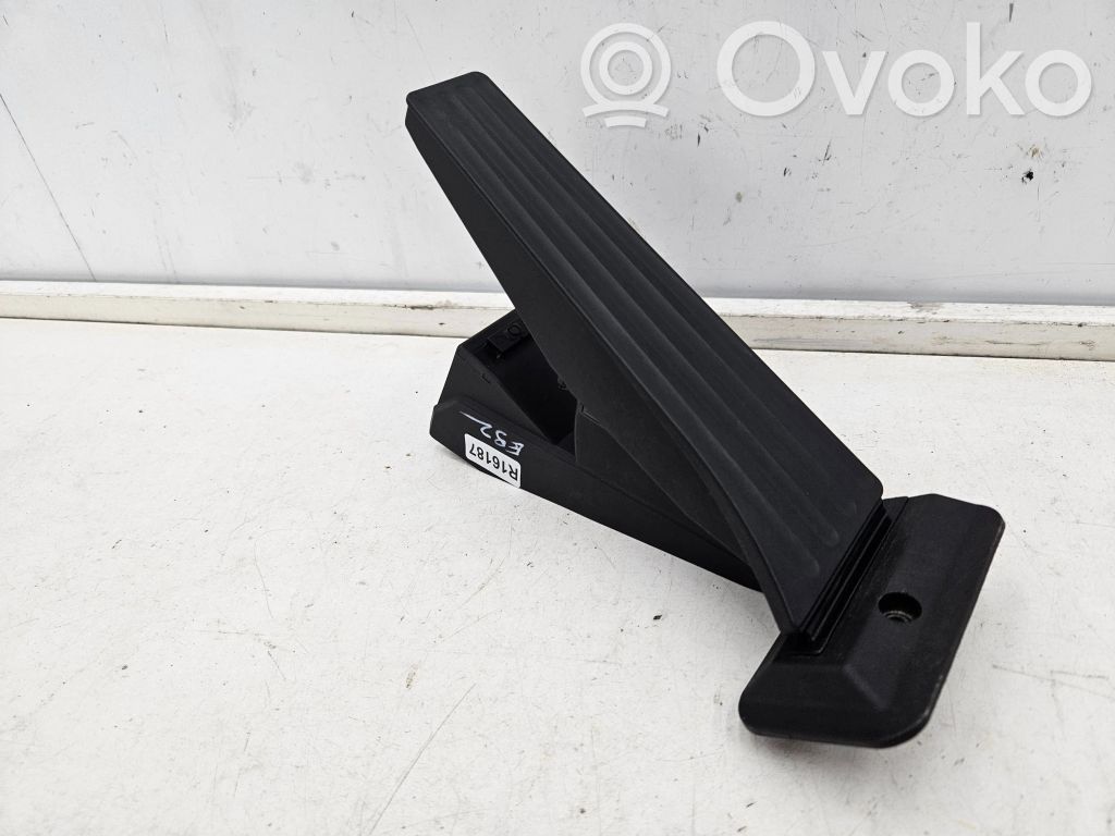 Accelerator throttle pedal   6789998