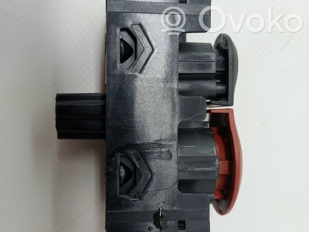 Botón interruptor de luz de peligro   A4539051901