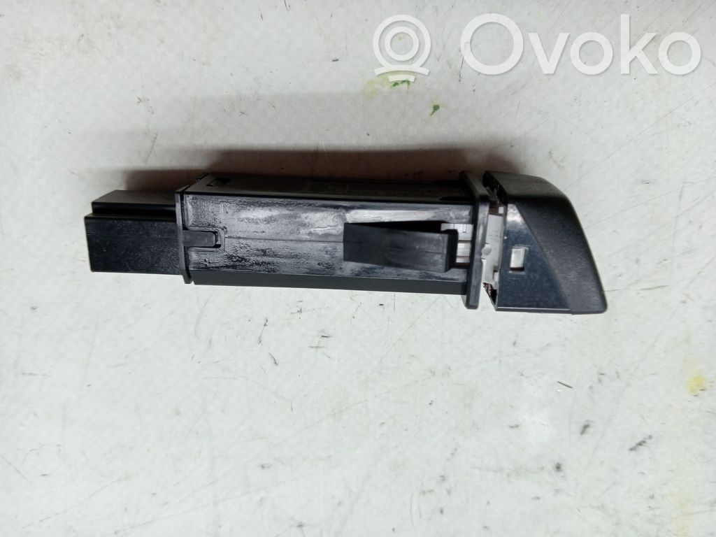 Hazard light switch   9123684