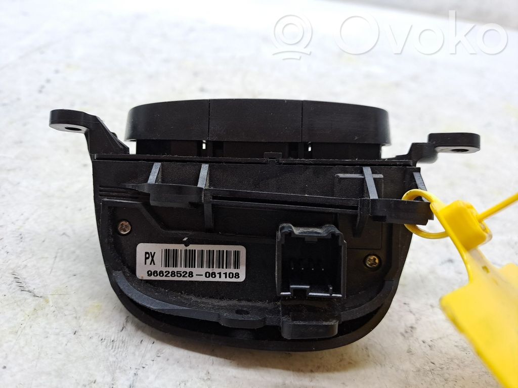 Boutons / interrupteurs volant   96628528