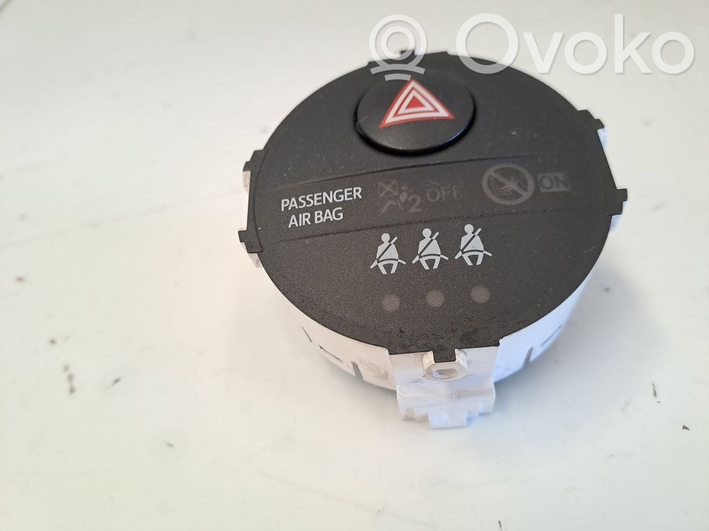 Botón interruptor de luz de peligro   839500D100