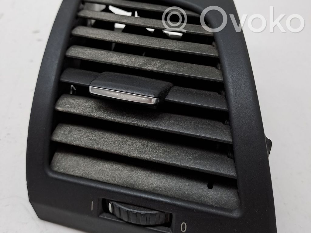 BMW 1 E82 E88 Lango oro grotelės 