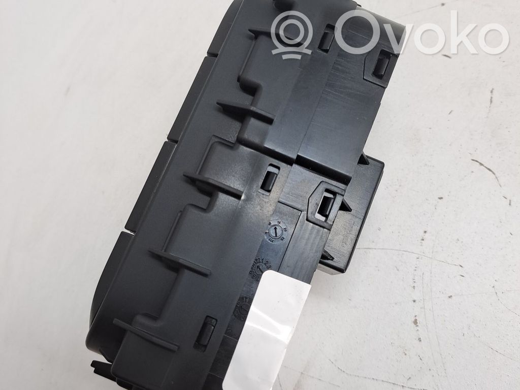 Boutons / interrupteurs volant   93700G5040WK