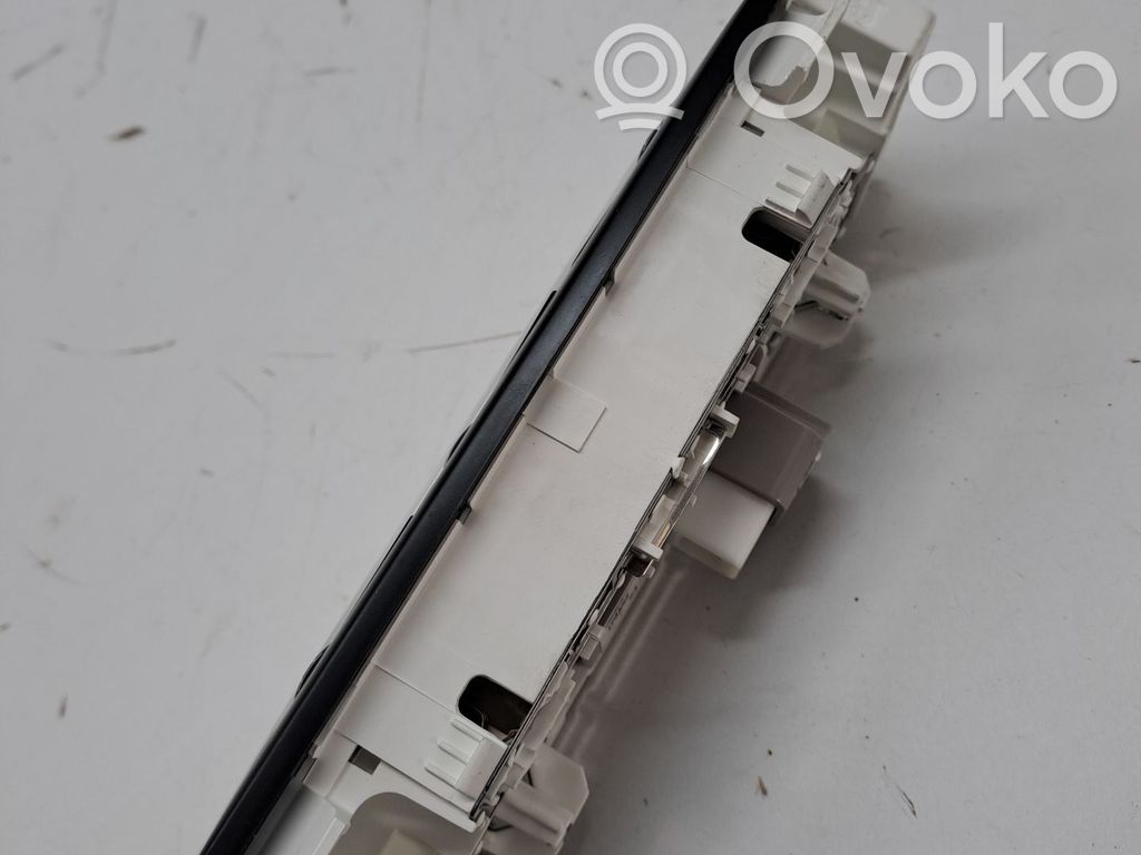 Nissan Leaf I (ZE0) Rivestimento della console di illuminazione installata sul rivestimento del tetto