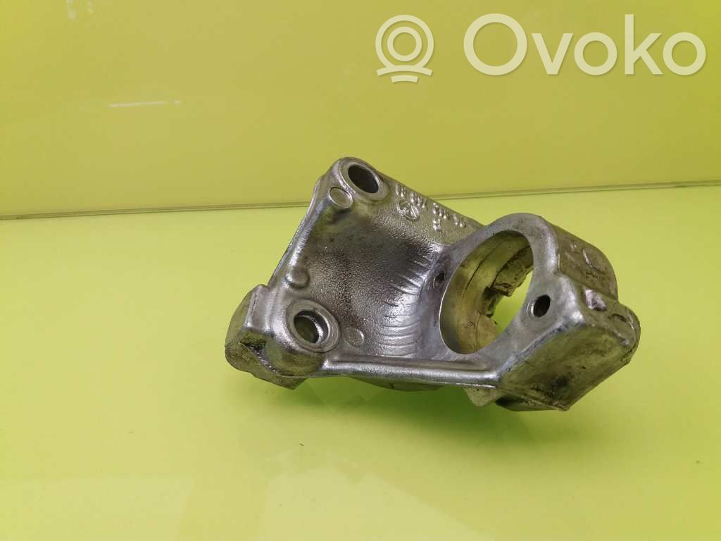 Citroen C4 I Engine mount bracket 