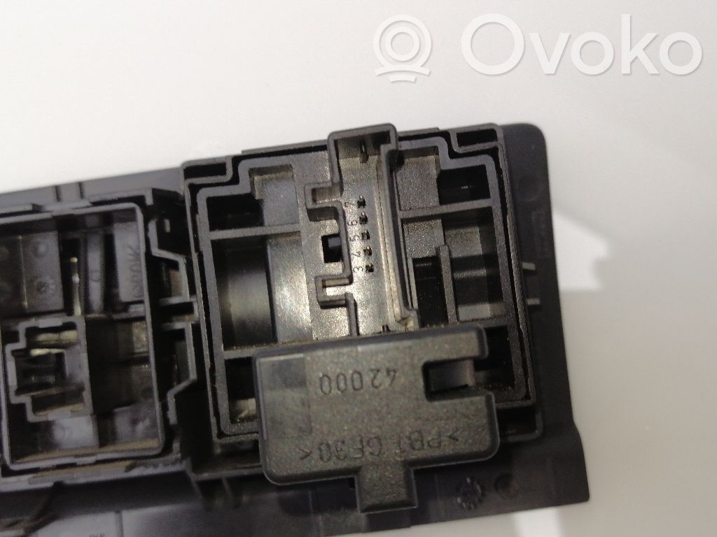 Boutons / interrupteurs volant   88020009,251630001R