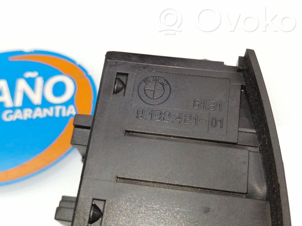 Hazard light switch   913242101