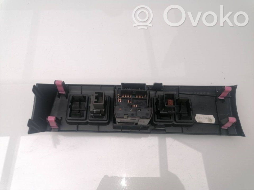 Toyota Avensis T270 Przełącznik / Przycisk kierownicy 