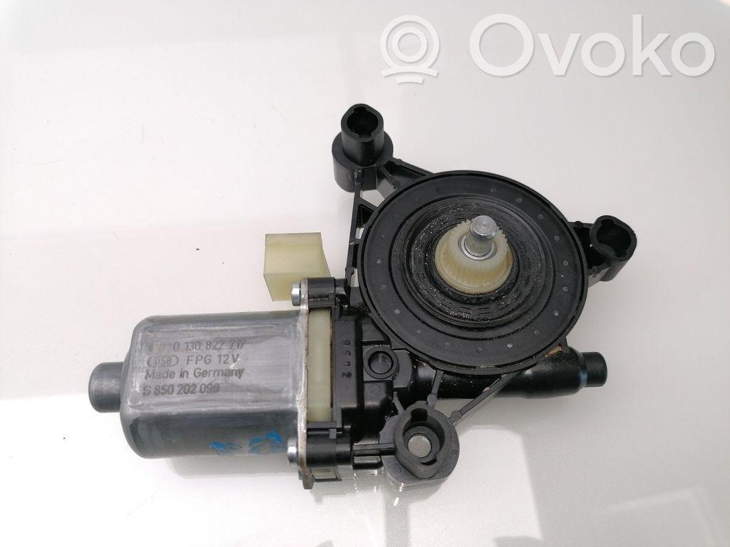 Motor del regulador de la ventanilla de la puerta delantera   5Q0959801B