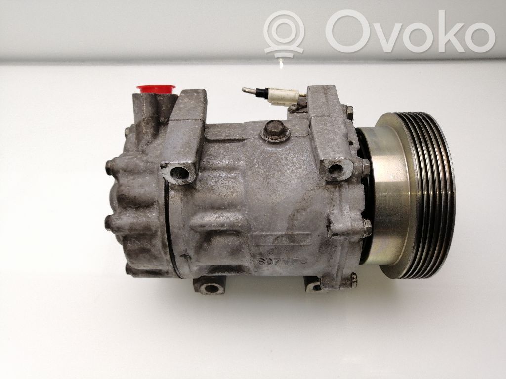 Kompresor / Sprężarka klimatyzacji A/C   926000097R,215541124
