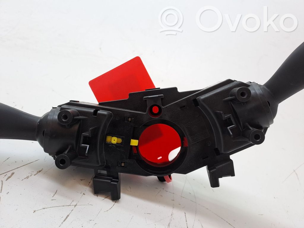 Pulsanti/interruttori sul volante   93404J7960
