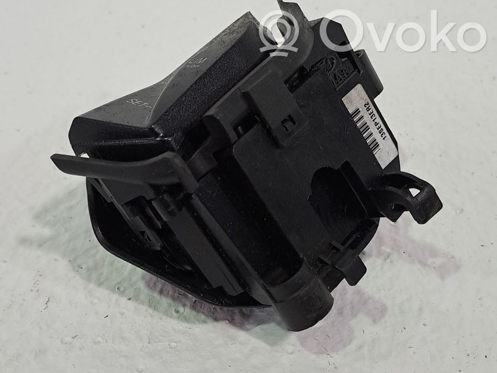 Ford Focus Butoane/comutatoare pe volan 