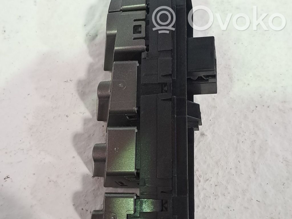 Light switch   735441966