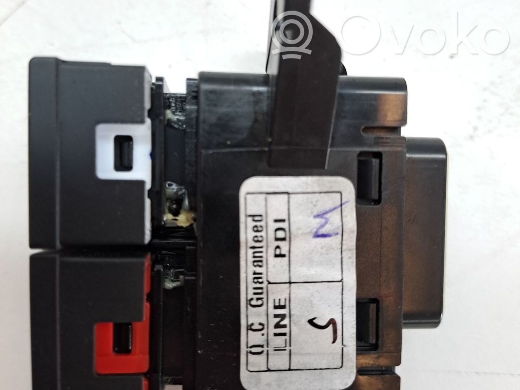 Botón interruptor de luz de peligro   93790Q0000