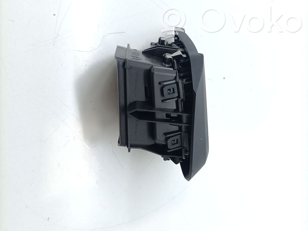 Grille d'aération centrale   SU001B4553