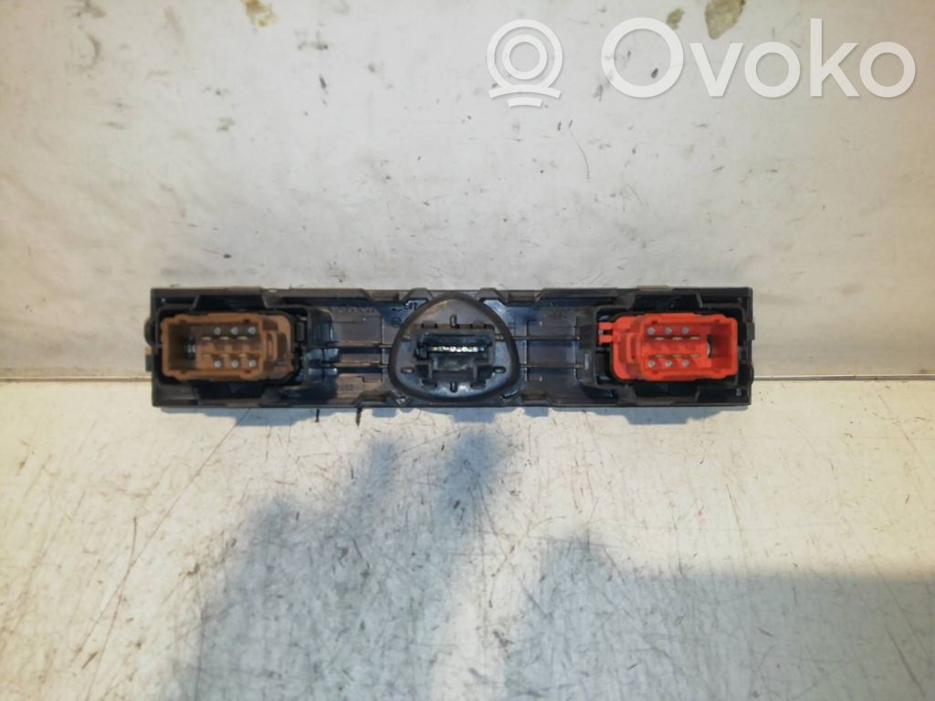 Botón interruptor de luz de peligro   8200071224,8200069055,8200071224