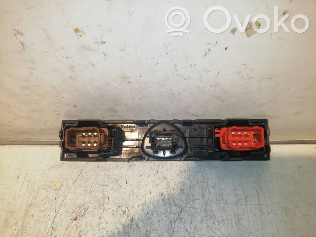 Botón interruptor de luz de peligro   8200069055,8200071224,8200069055