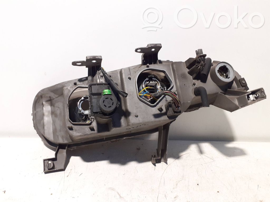 Chrysler 200 Lampa przednia 