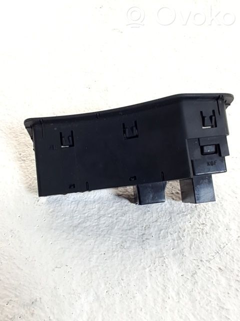 Butoane/comutatoare pe volan   937003U120WK
