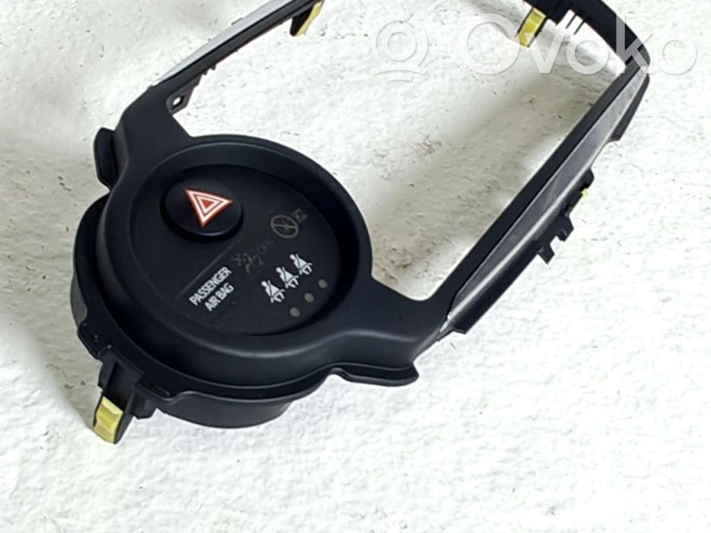 Toyota Yaris Interruttore luci di emergenza