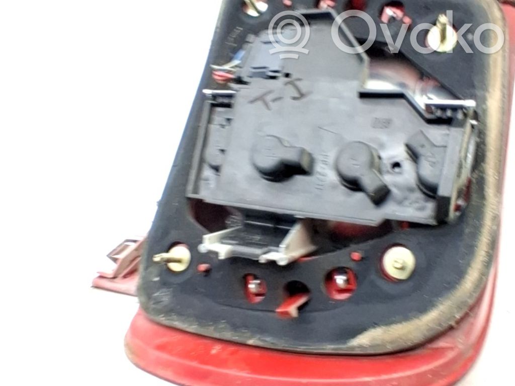 Lámpara de faros/luces traseros   8D9945111